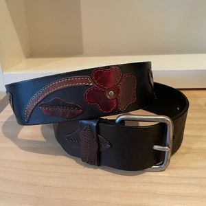 Ladies, black leather belt with appliquéd detail.